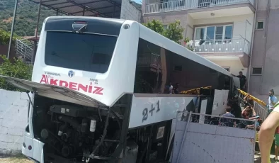 Söke’de yolcu otobüsü evin bahçesine çarptı: 1 ölü, 15 yaralı