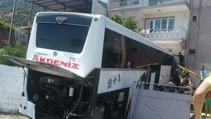 Söke’de yolcu otobüsü evin bahçesine çarptı: 1 ölü, 15 yaralı