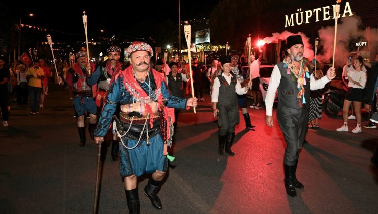 Kuşadası’nda 250 metrelik dev Türk Bayrağı açıldı